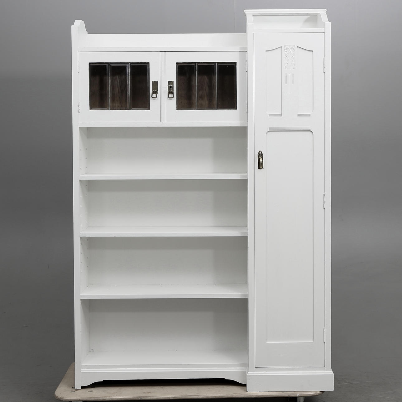 SKÅP med hylldel och vitrin, vitmålad, jugend, 1900-talets första del.