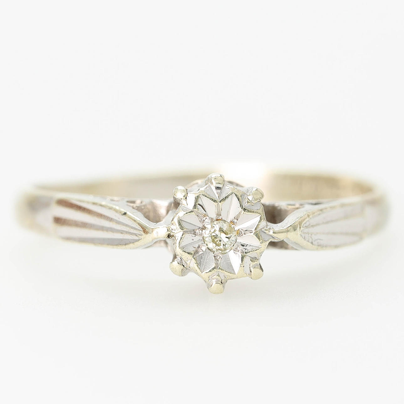 RING, 9 k vitguld, åttkantslipad diamant.