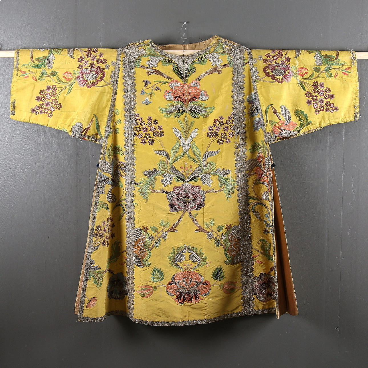 MÄSSHAKE / MÄSSKRUD, sidenbroderi med silvertrådar, Frankrike, 1700-tal.