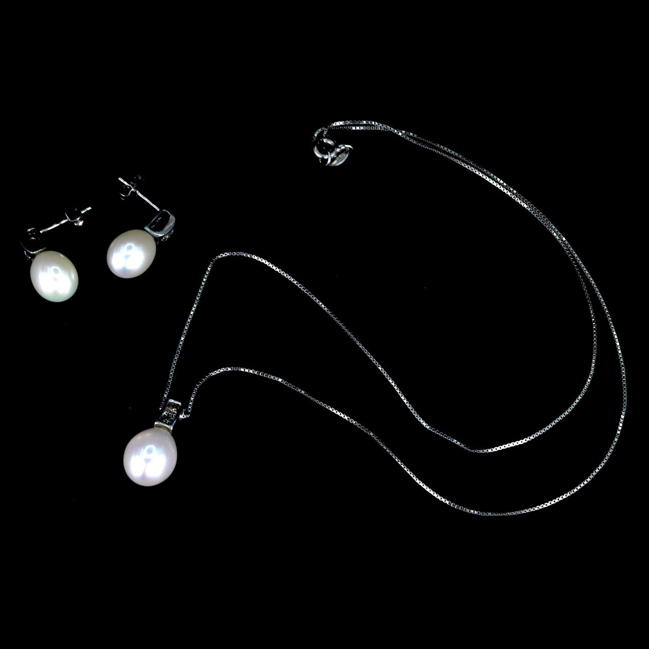 SILVER PEARL NECKLACE AND MATCHING EARRINGS.