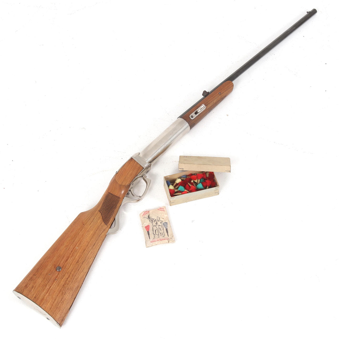 A mid-20th century “fairground rifle” with arrows. Weapons & Militaria ...
