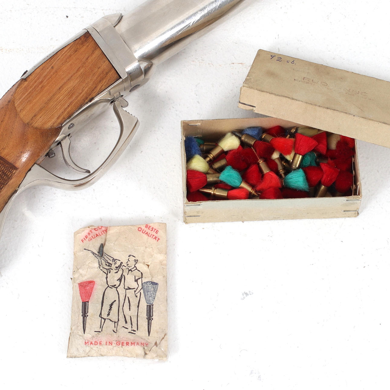 A mid-20th century “fairground rifle” with arrows. Weapons & Militaria ...