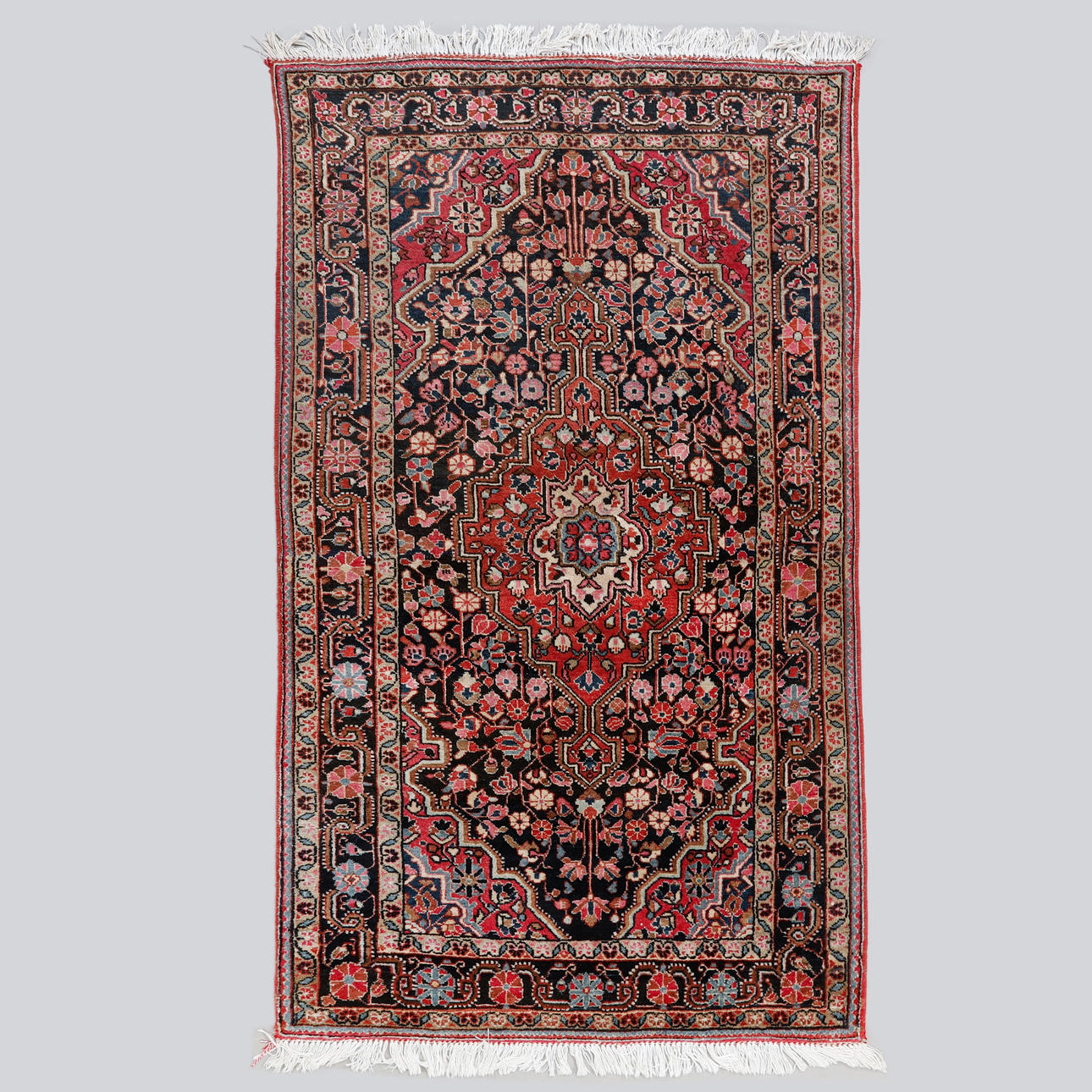 A PERSIAN CARPET, 199 x 115 cm.