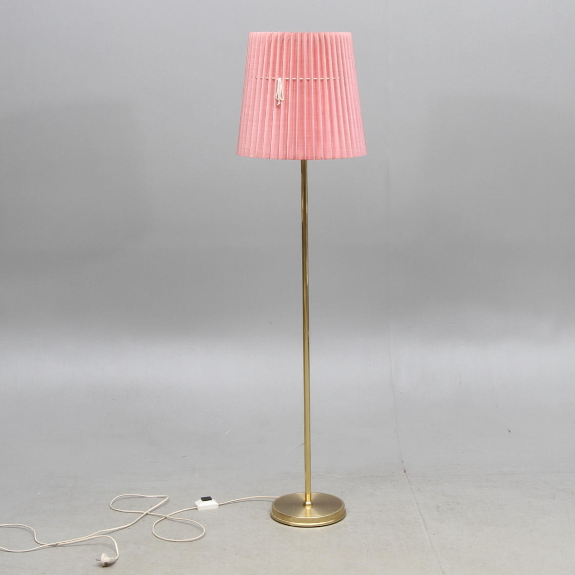 GOLVLAMPA, gulmetall, Örsjö Industri, 1900-talets andra hälft.