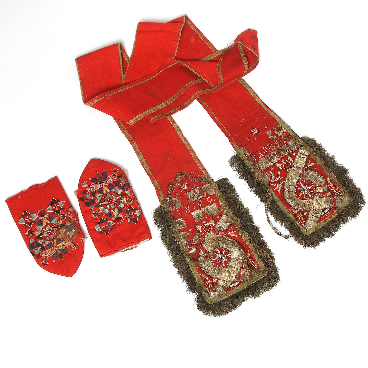 KYRKLIG SVEPA och VANTAR, för bröllop, ull och getskinn med broderier, allmoge, märkt och daterad "SÅS : EJD, 1820". Delsbo.