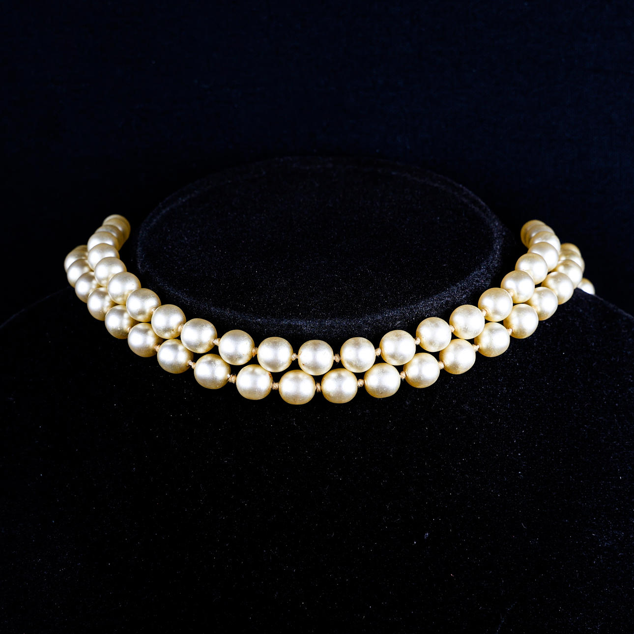 A PEARL NECKLACE NECKLACE.