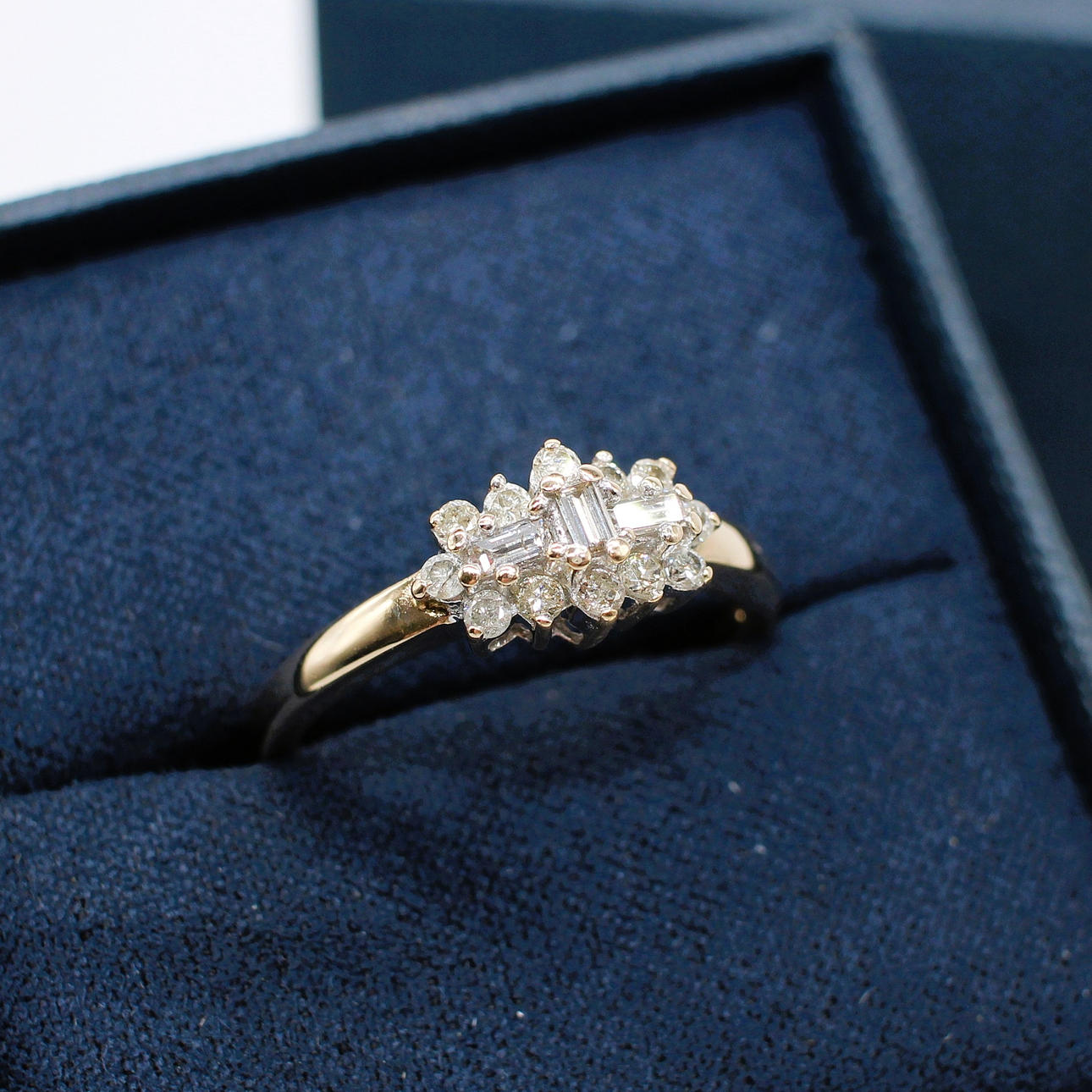 DIAMANT CLUSTER-RING I BÅDFORM.