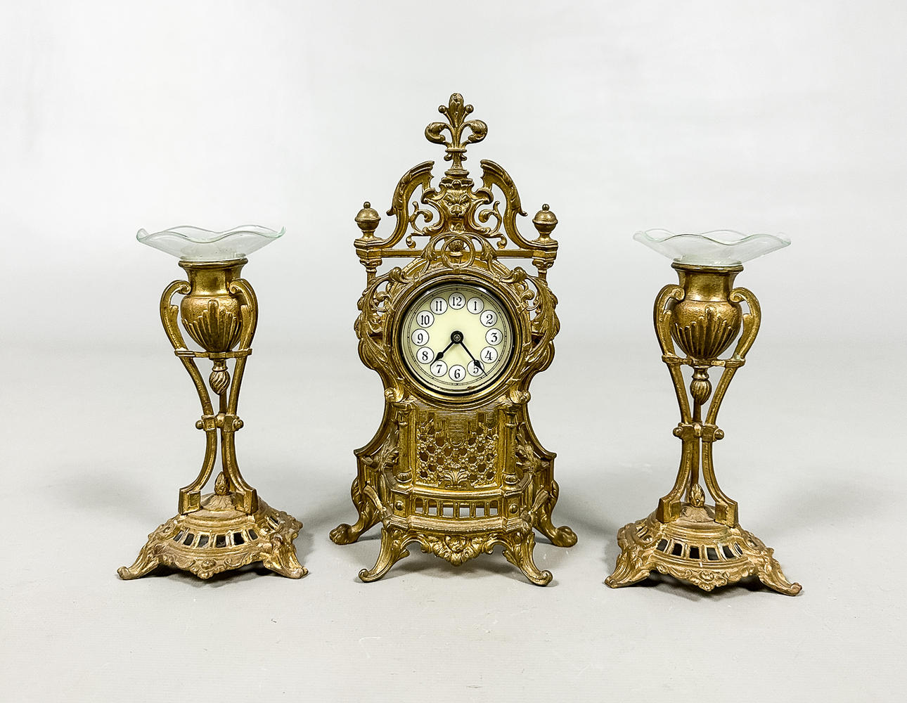 A 3-piece table set, 20th century.