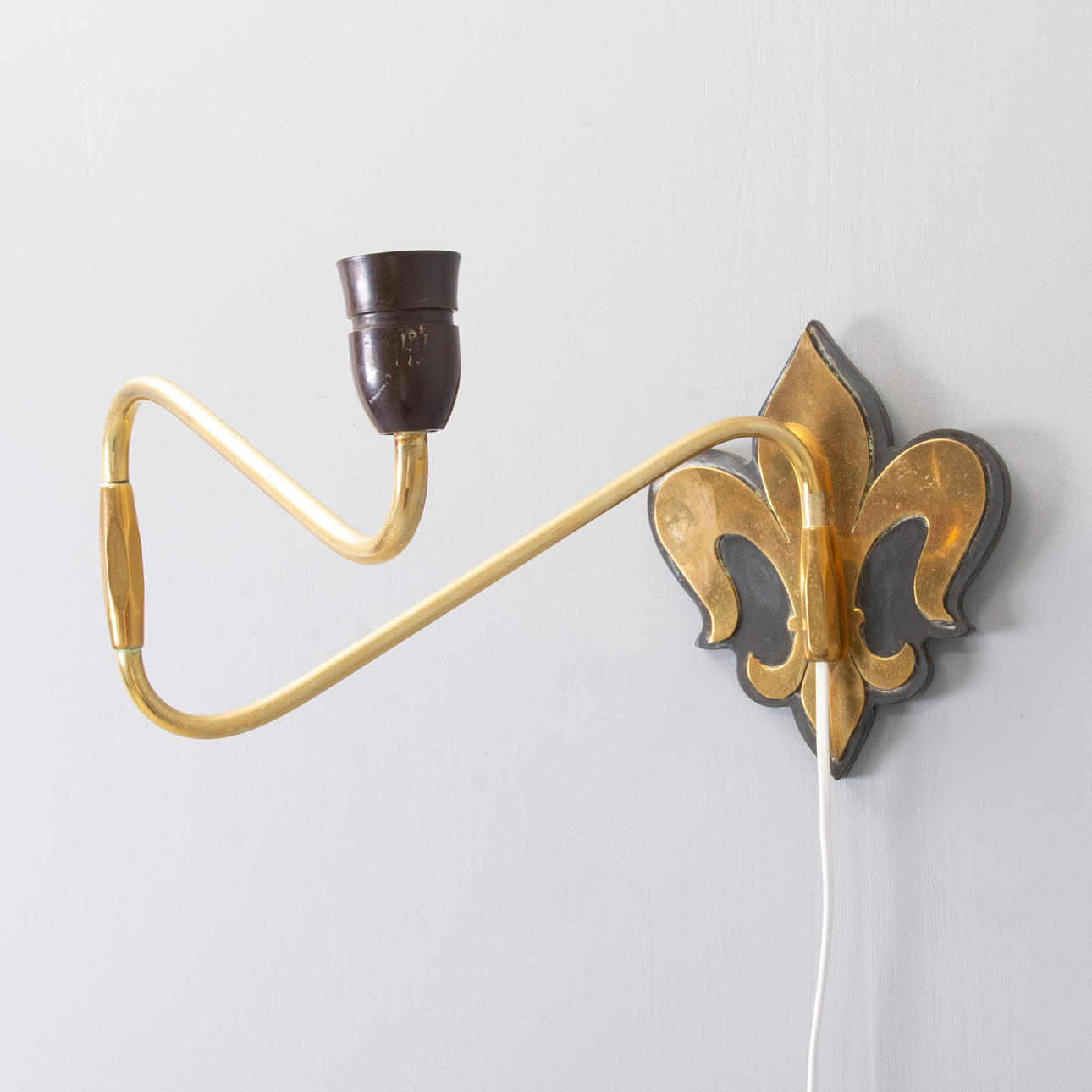 FLEXIBLE BRASS WALL LAMP, Denmark, 1940/50s.