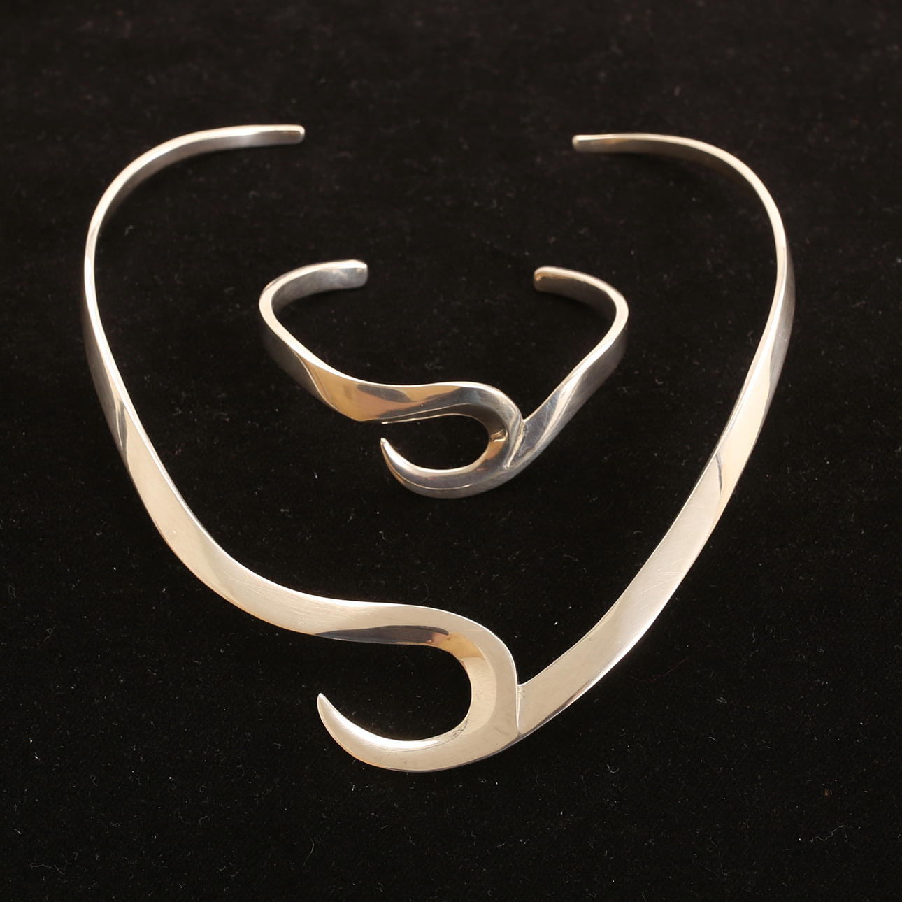 NECKLINE. BANGLE. Sterling silver.