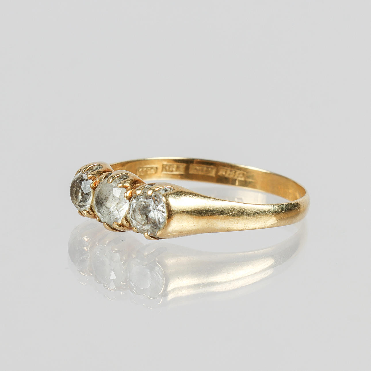 RING 18k gold with 3 white stones.