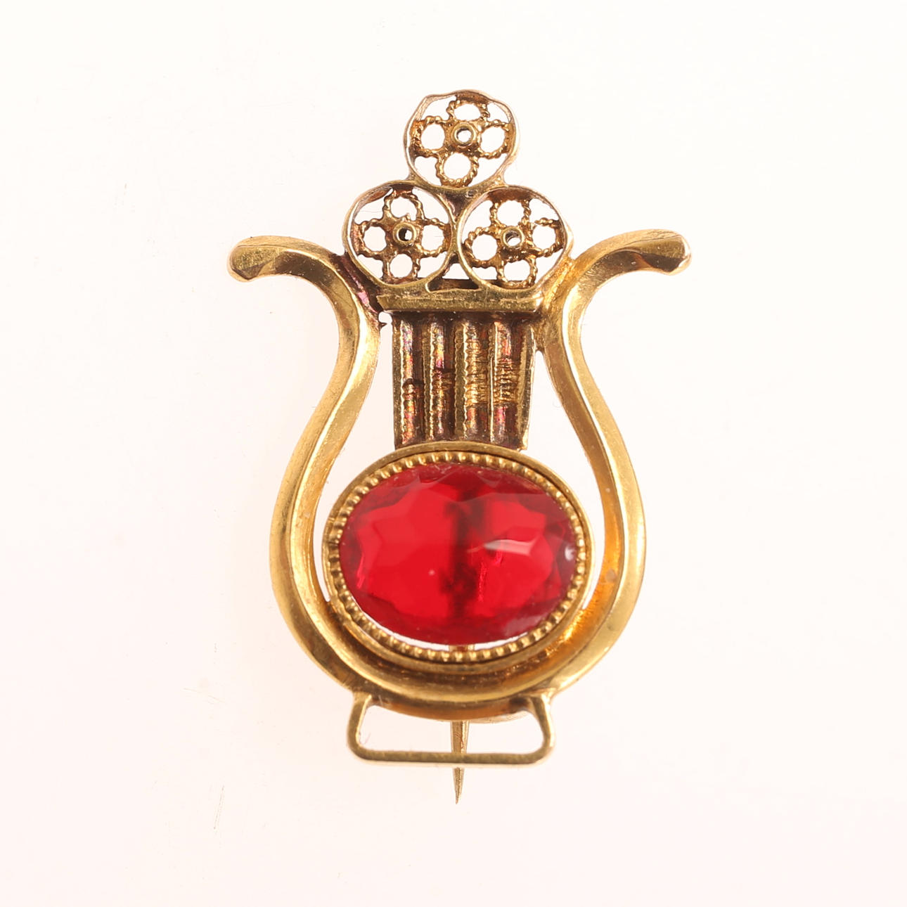 A 14k gold brooch.