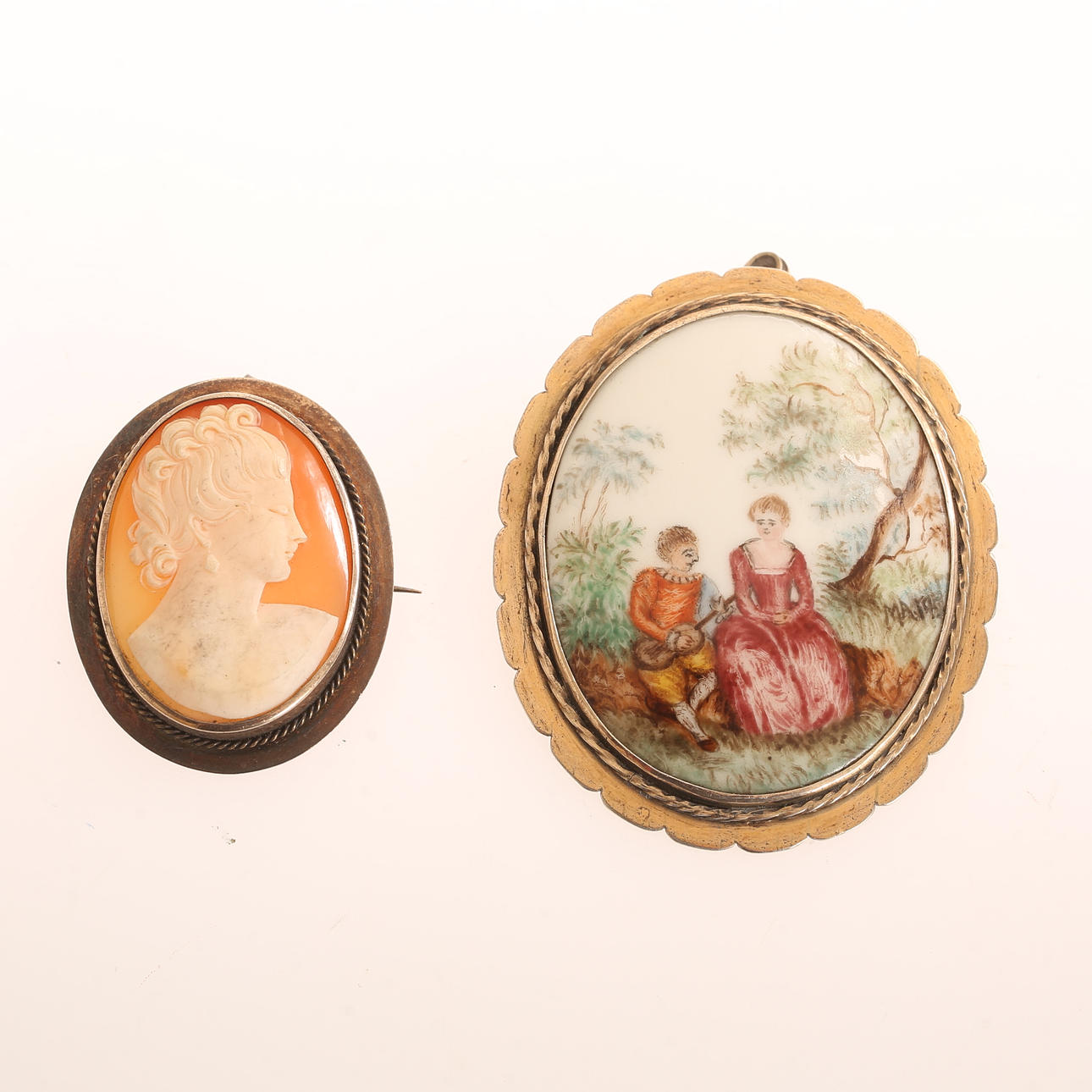 BROOCHES/PENDANTS, 2 pieces, silver.