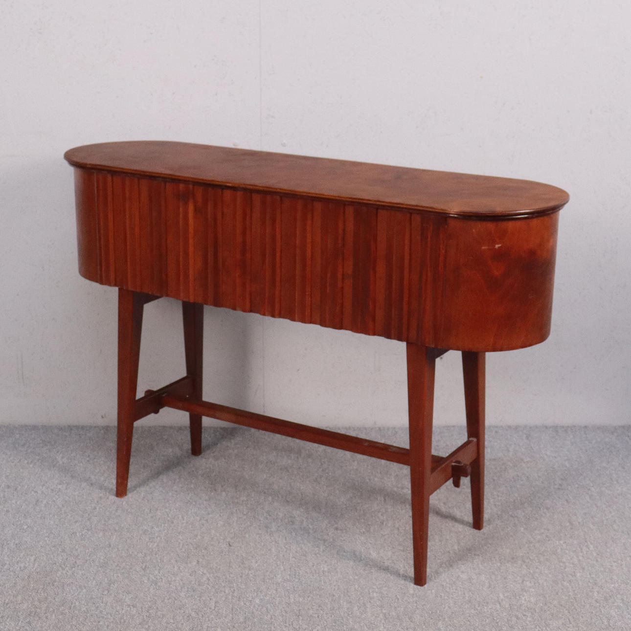 A mid 20th century flower box with lid.