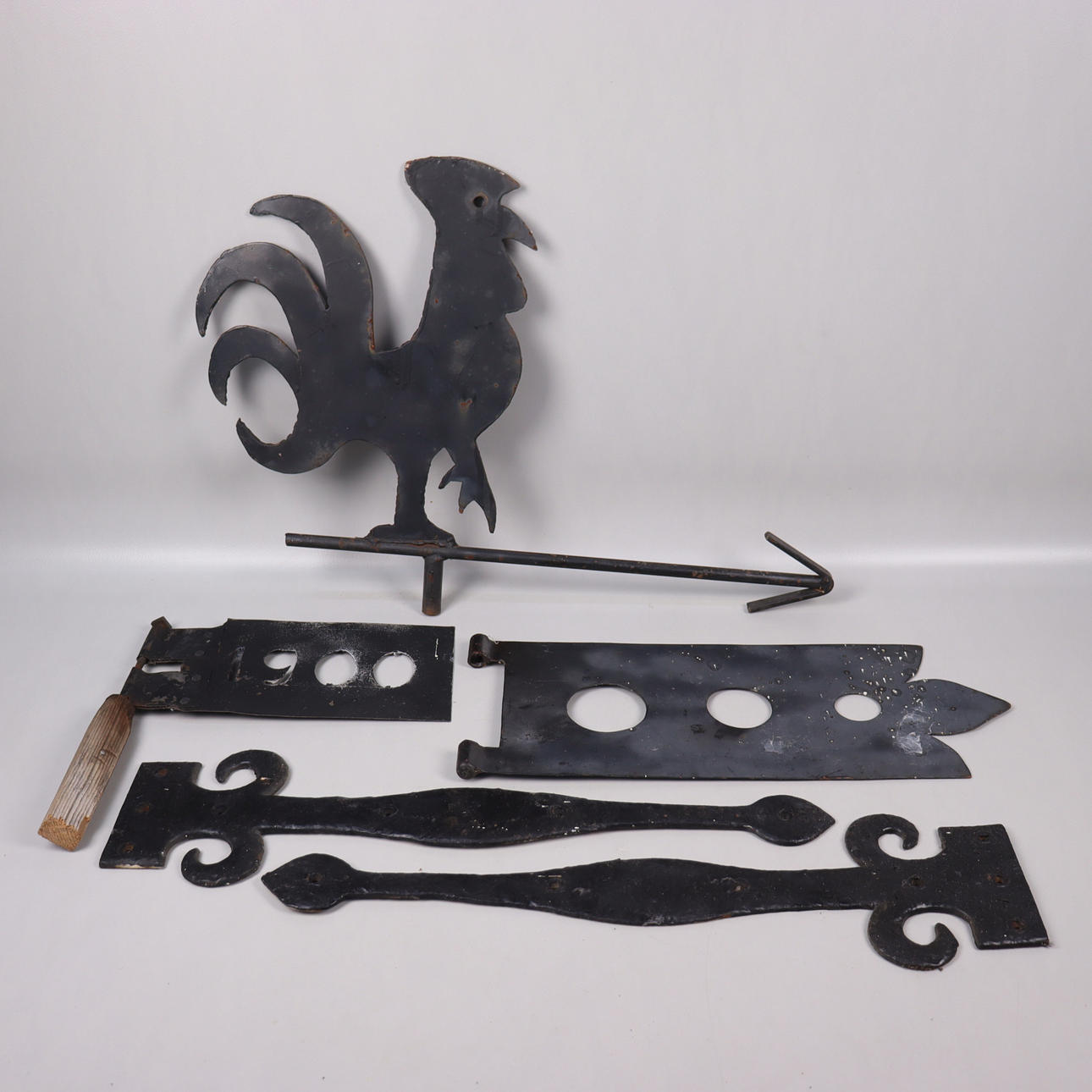 VINDFLÖJLAR samt dörrdekoration, 5 delar.