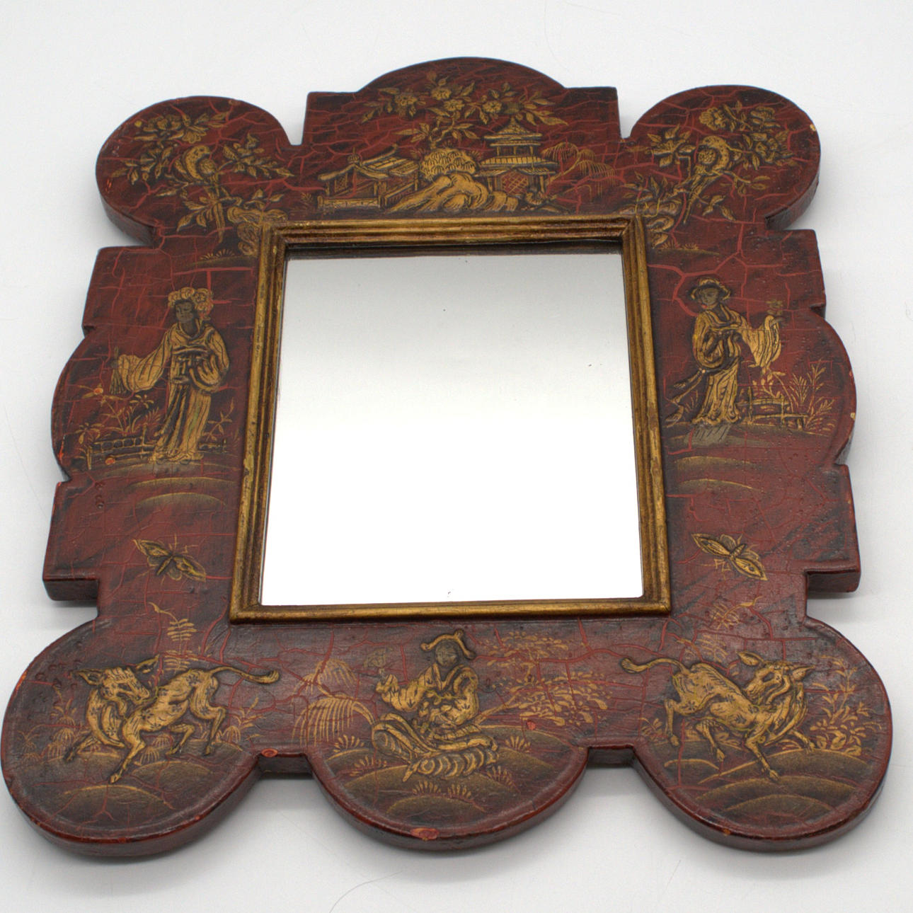 CHINESE LACQUERED MIRROR WITH FIGURATIVE SCENES, AROUND 1920.