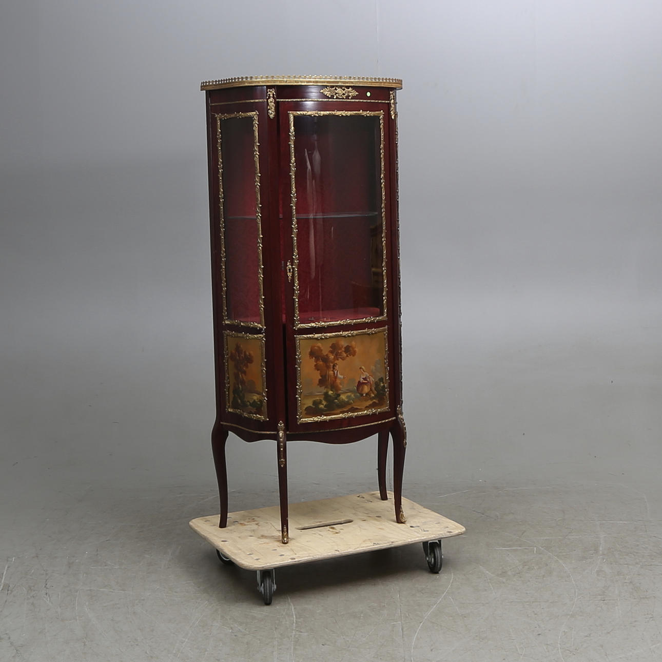 VITRINSKÅP, Louis XVI-stil, 1900-tal.