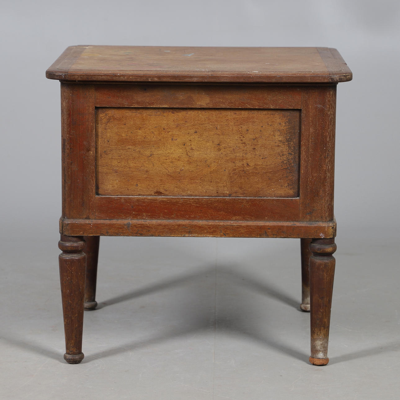 A VICTORIAN MAHOGANY COMMODE.