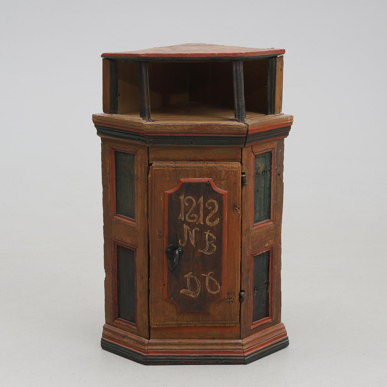 HÖRNSKÅP. Allmoge, daterad 1812.