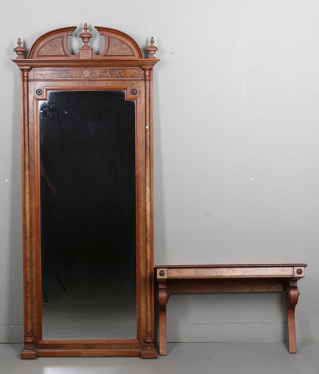 SPEGEL med TRYMÅBORD, nyrenässans, omkring 1900.