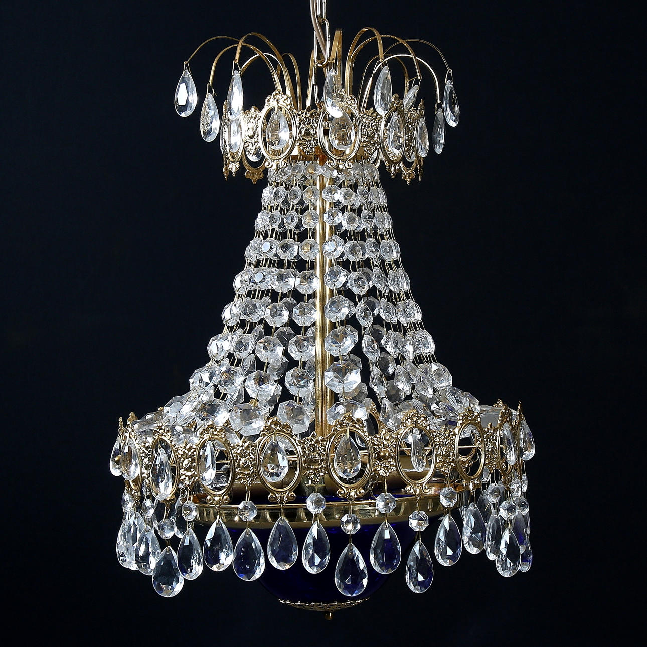 LJUSKRONA, gulmetall och glas, 1900-tal. Höjd 45 cm exkl. kedja.