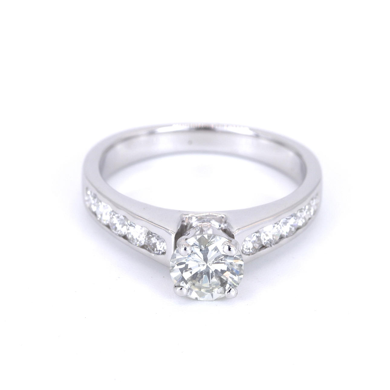 18CT WHITE GOLD DIAMOND SET RING.