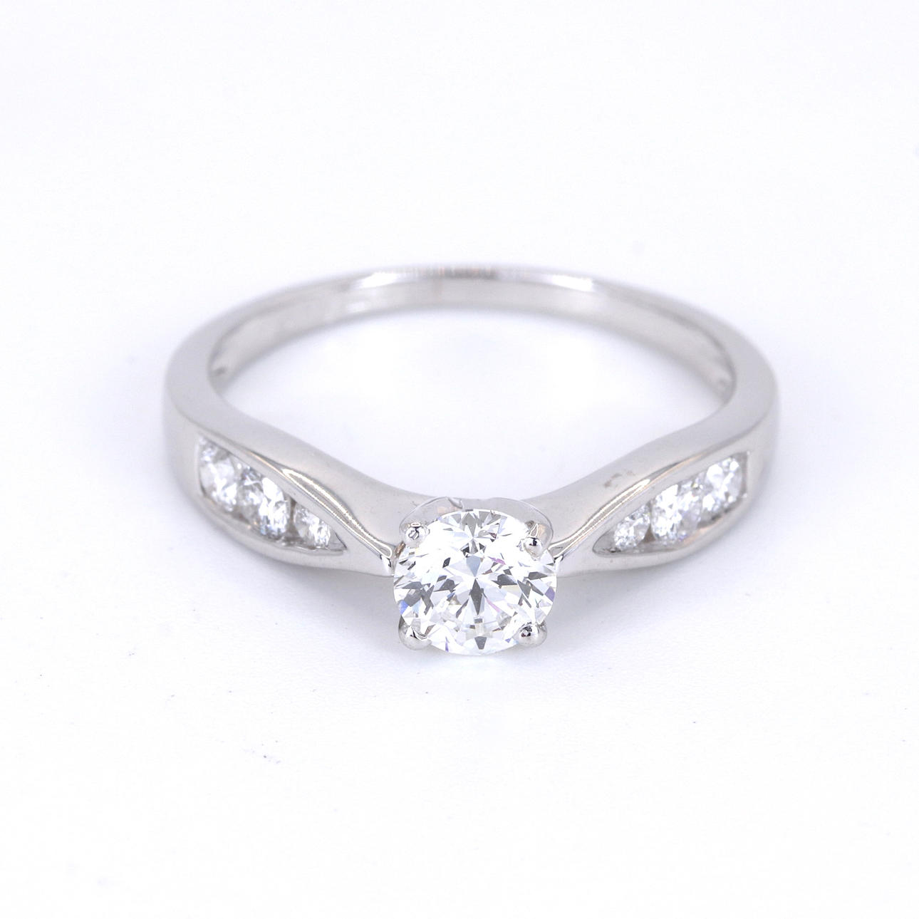 18CT WHITE GOLD DIAMOND SOLITAIRE RING.
