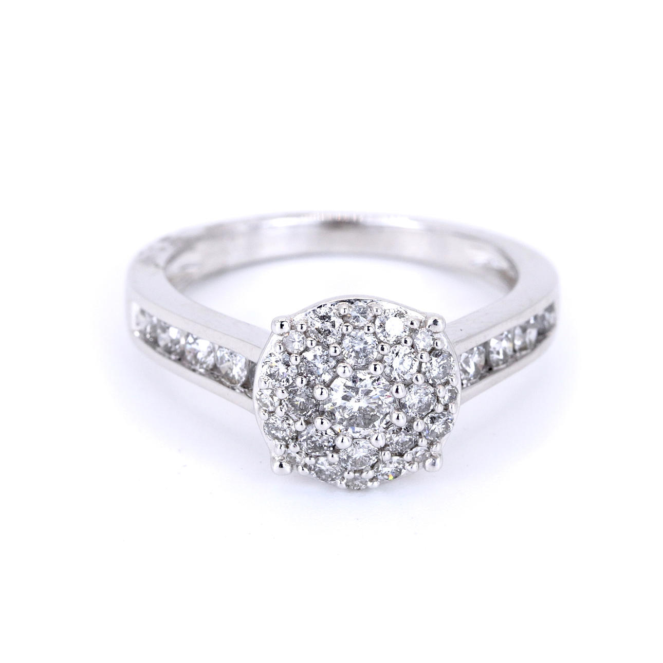 18CT WHITE GOLD DIAMOND SET CLUSTER RING.