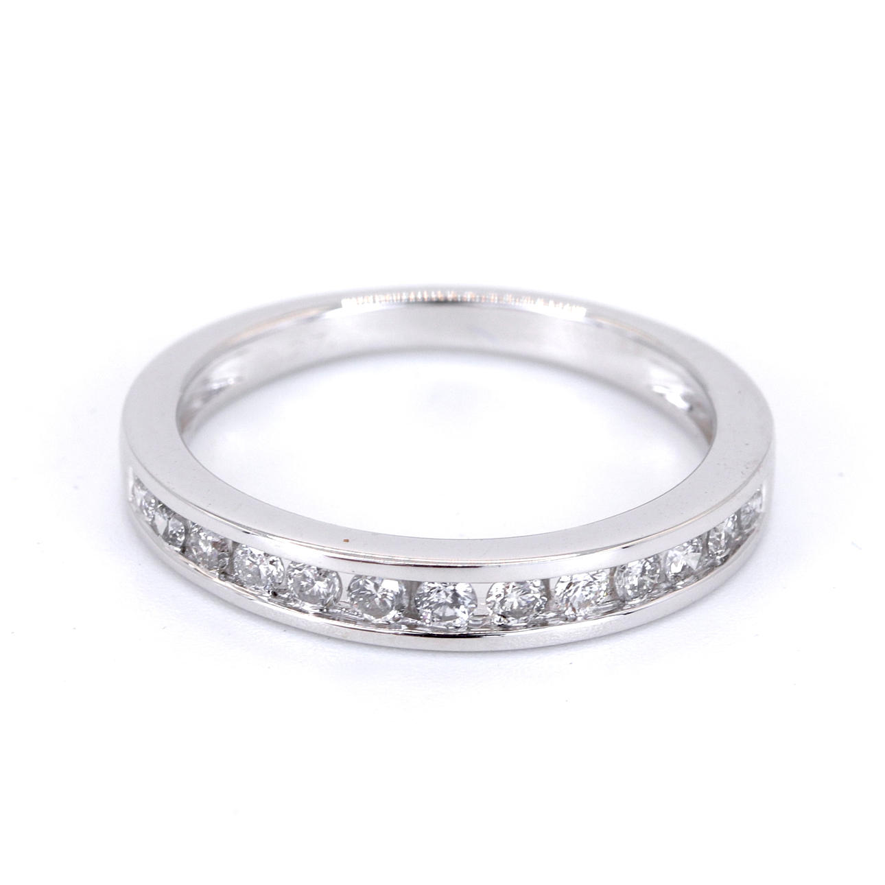18CT WHITE GOLD DIAMOND HALF ETERNITY RING.