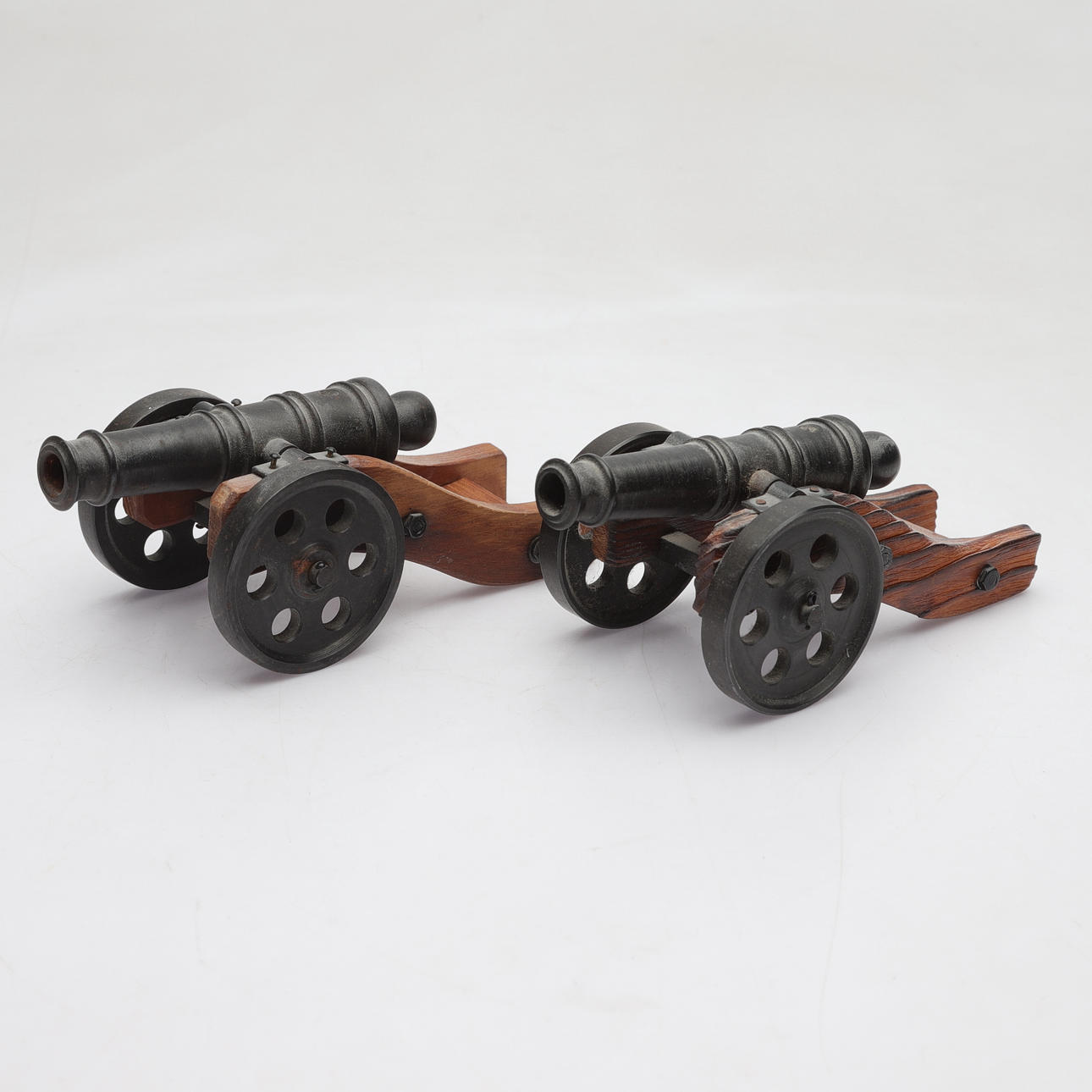 BORDSKANONER, 2 st, metall/trä, 1900-talets andra hälft.