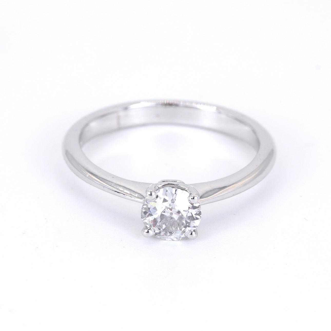18CT WHITE GOLD DIAMOND SOLITAIRE RING.