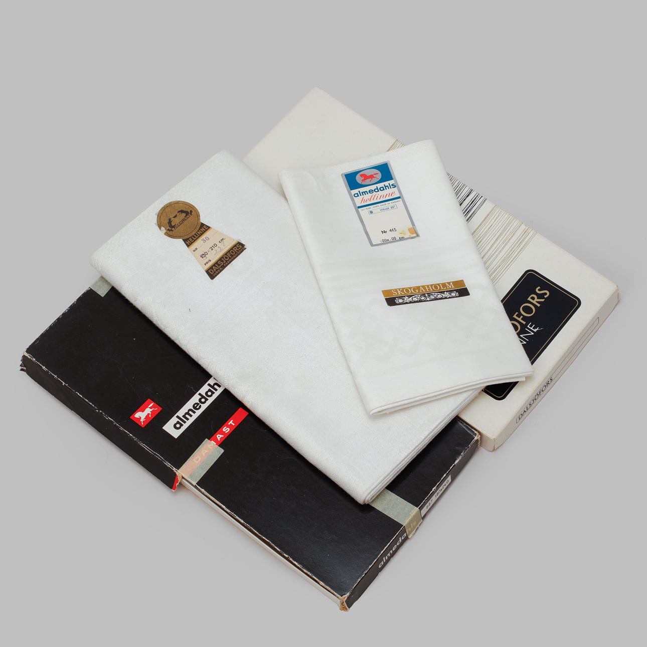 LINEN CLOTHS, 4 pieces, different designs.