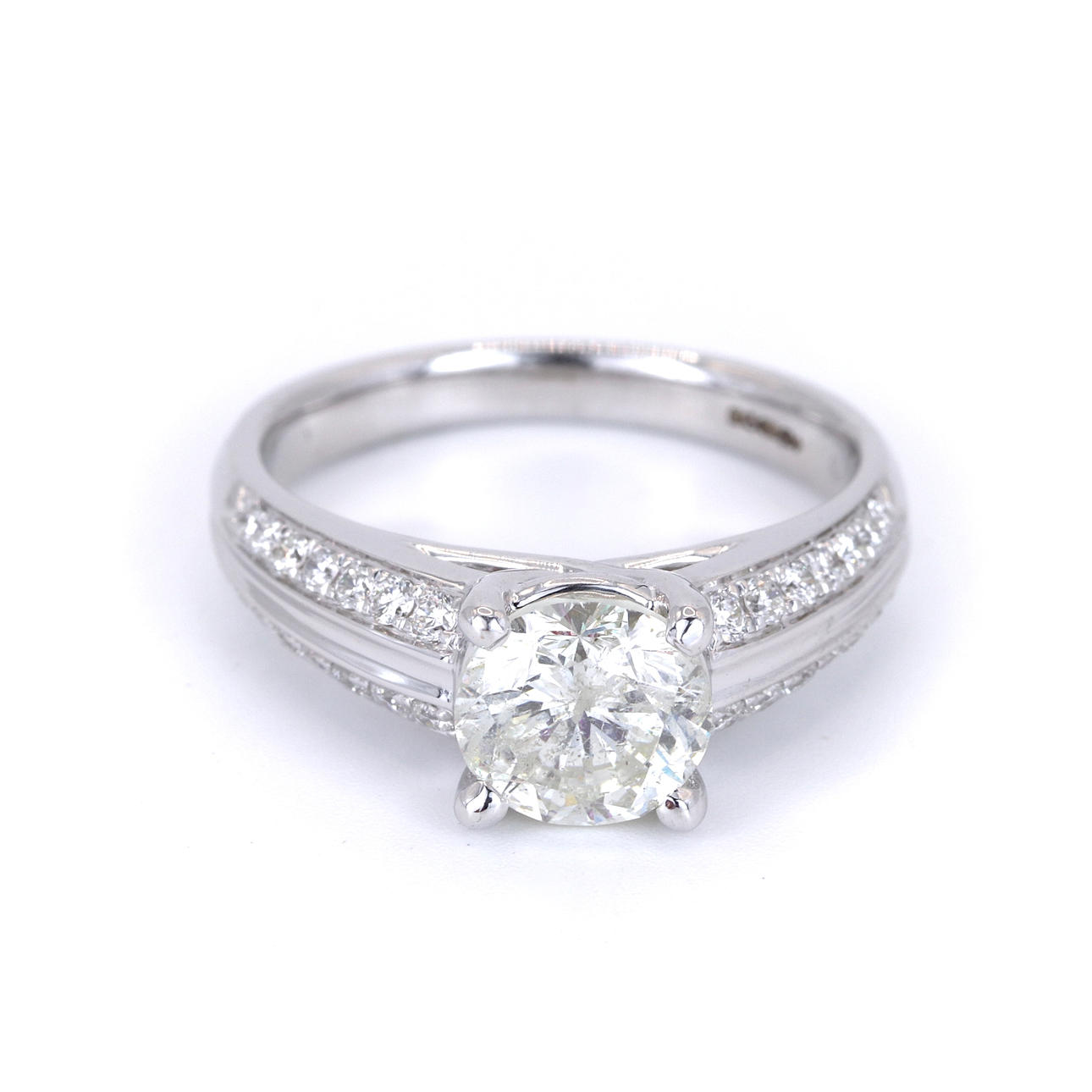 18CT WHITE GOLD DIAMOND SOLITAIRE RING.