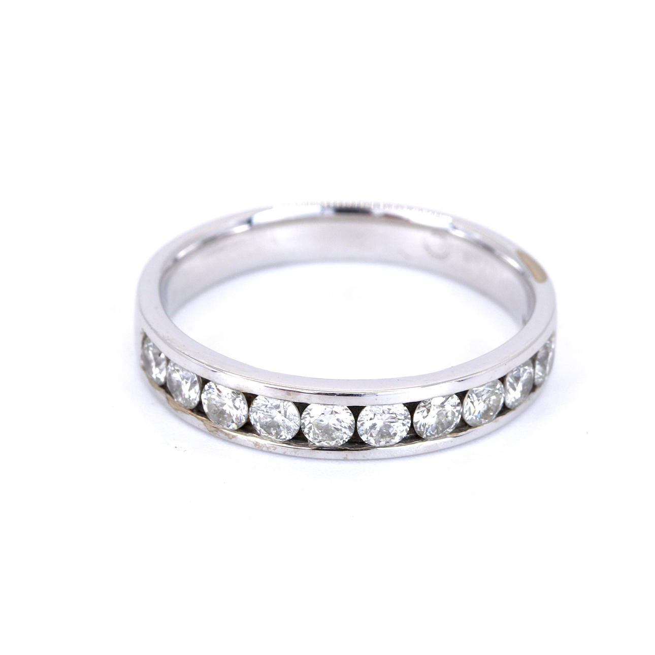 18CT WHITE GOLD DIAMOND SET HALF ETERNITY RING.