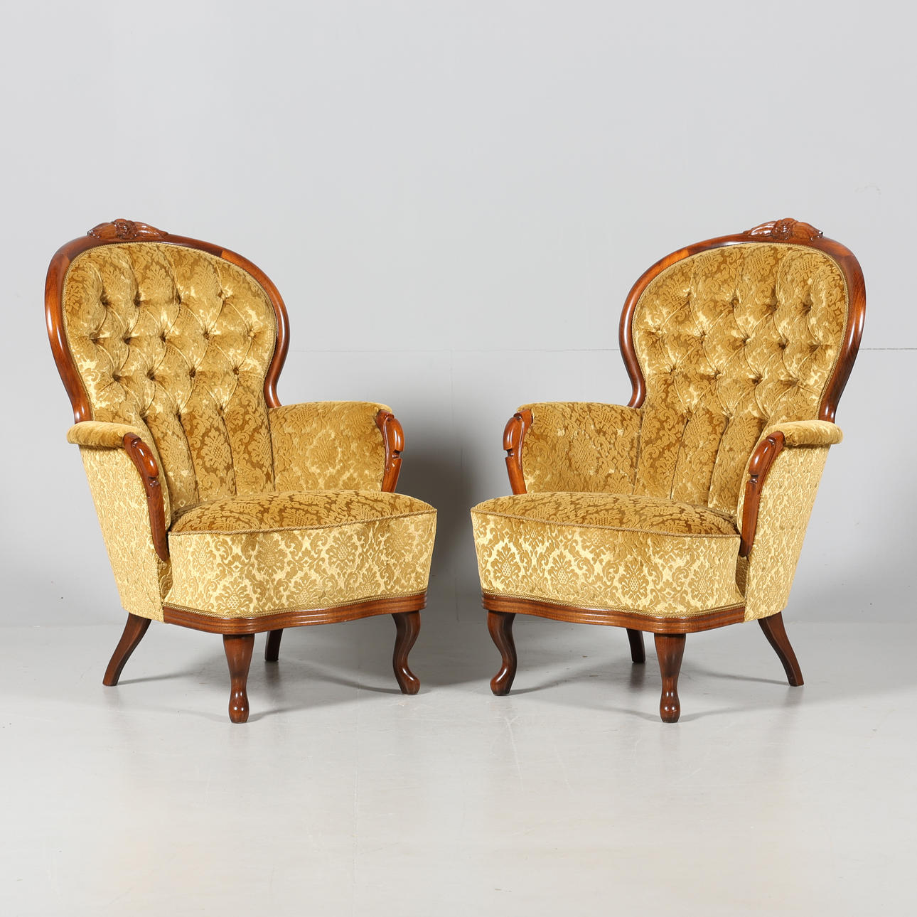 FÅTÖLJER, 1 par, rokokostil.