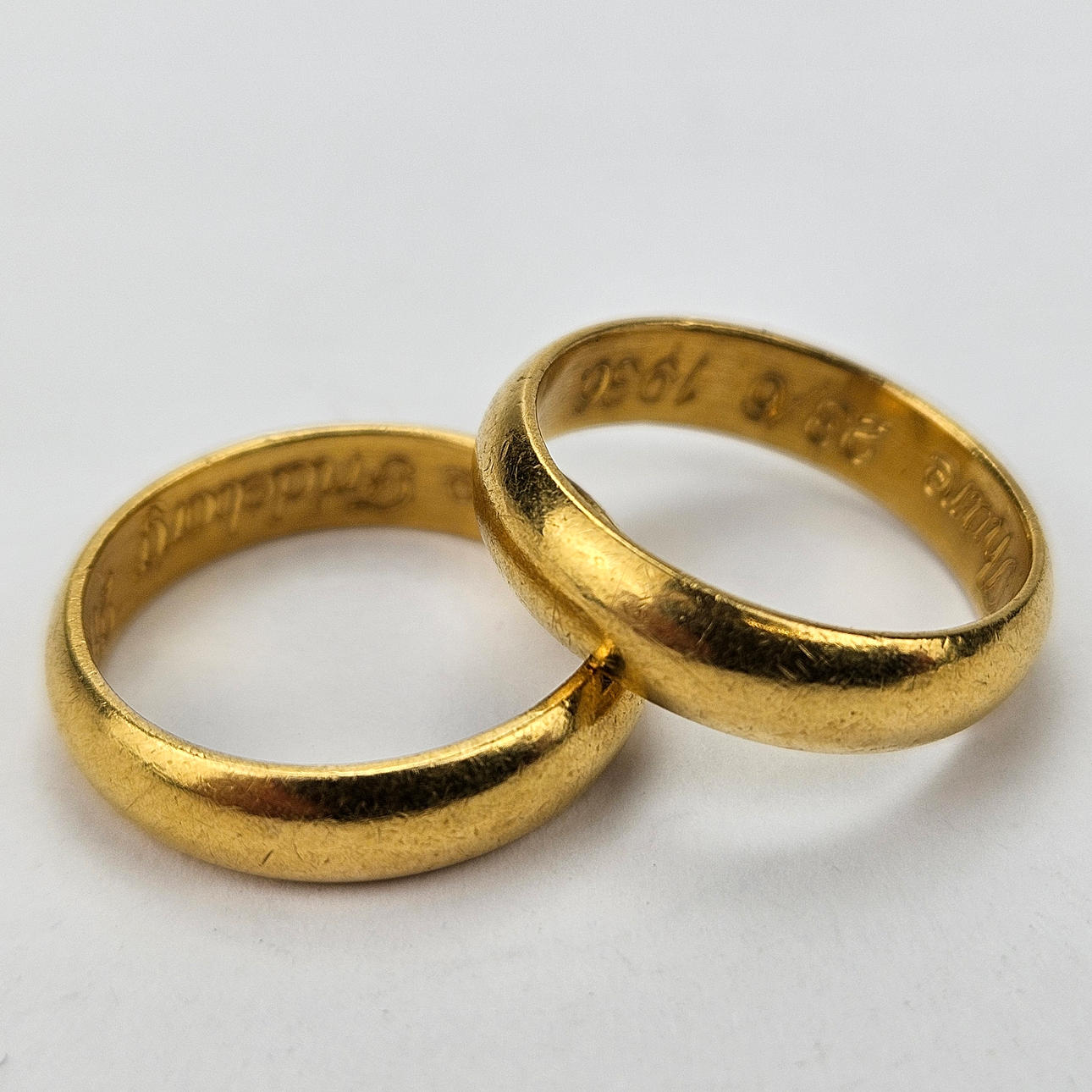 RINGAR, 2 st, guld, 23K, vikt ca. 9,9 gram.