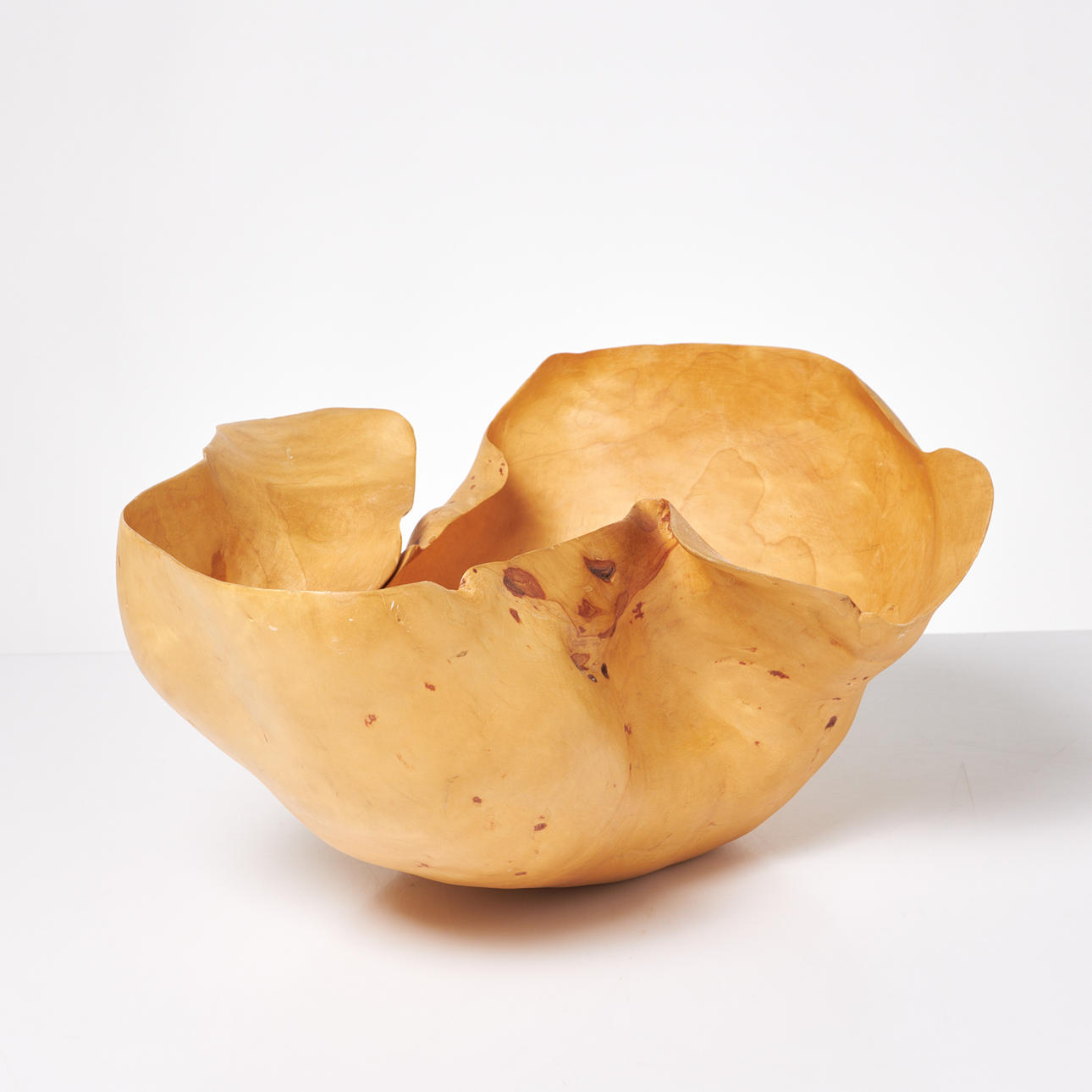 VRIL i björk, med initialer under.