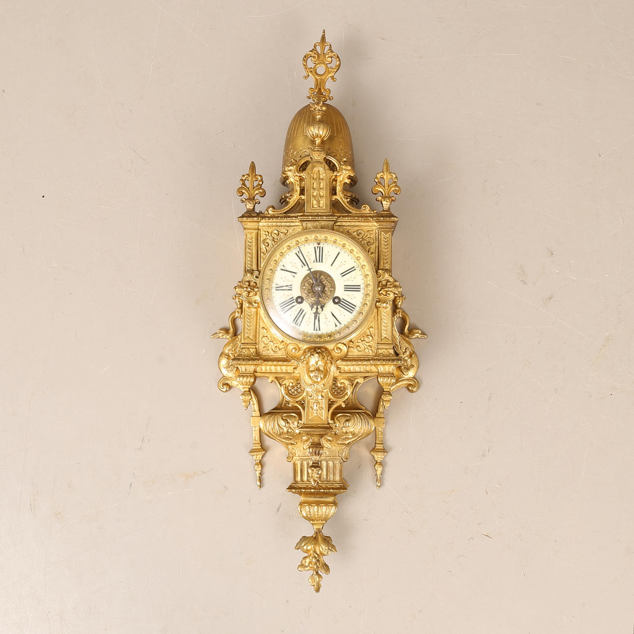 VÄGGUR, mässing, 1900-talets första hälft.