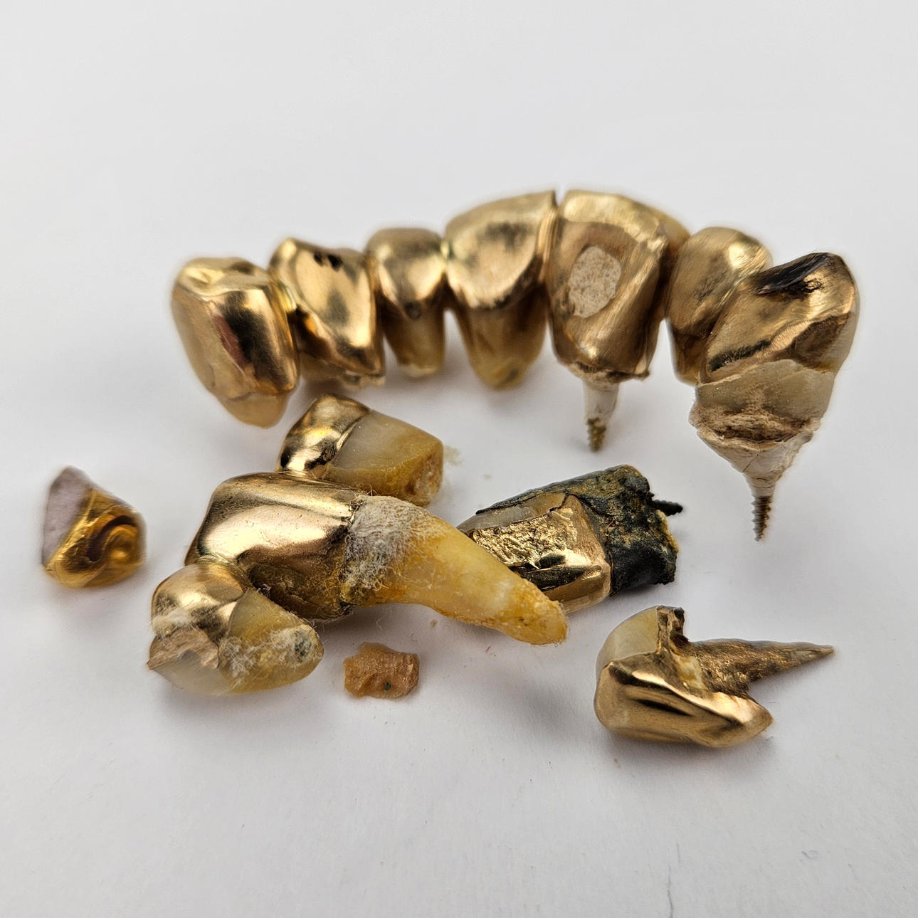 TANDGULD, total vikt inklusive påse ca. 30 gram.