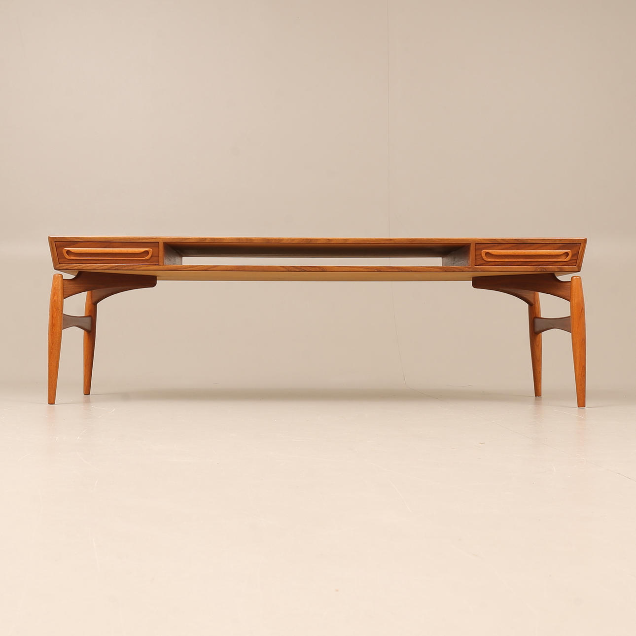JOHANNES ANDERSEN. Soffbord, ek, teak.