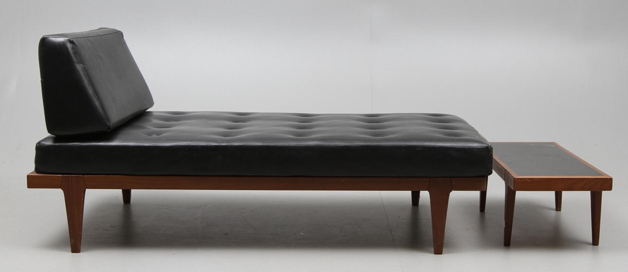 DAGBÄDD. Svart galon/teak, 1950/60 tal.