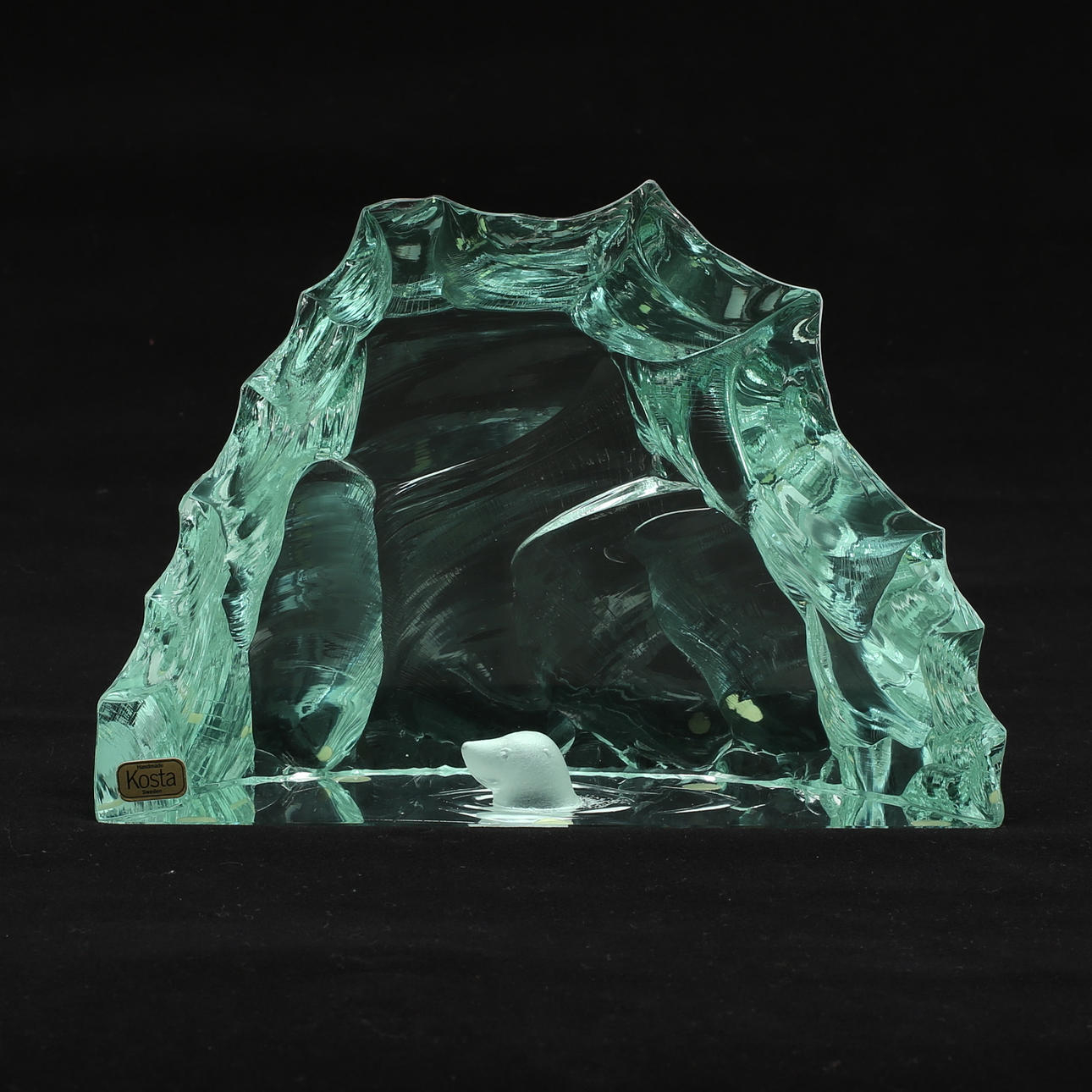 GLASBLOCK, med säl, Vicke Lindstrand Kosta, signerad.