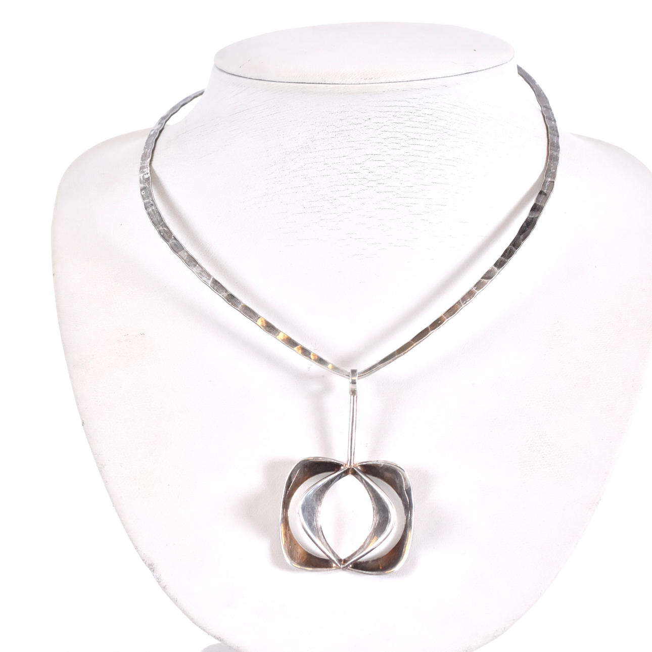 NECKLACE AND PENDANT, silver.