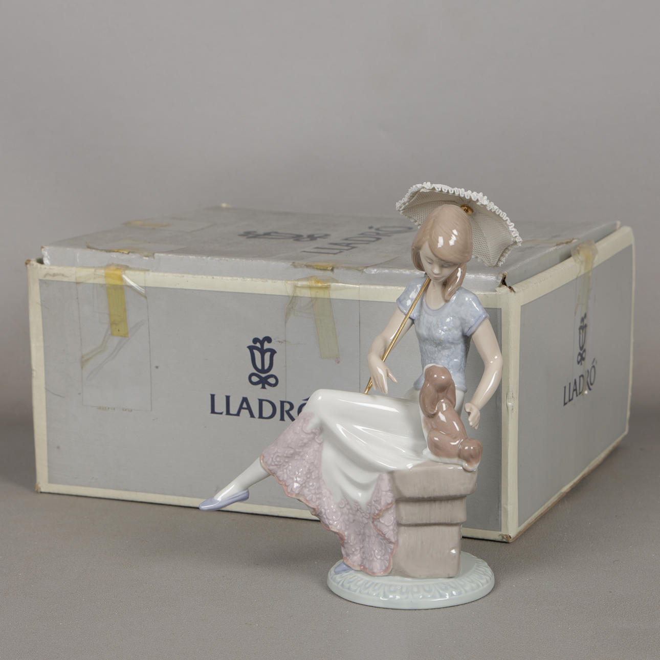 A LLADRO PORCELAIN FIGURINE 'PICTURE PERFECT'. Ceramics & Porcelain ...