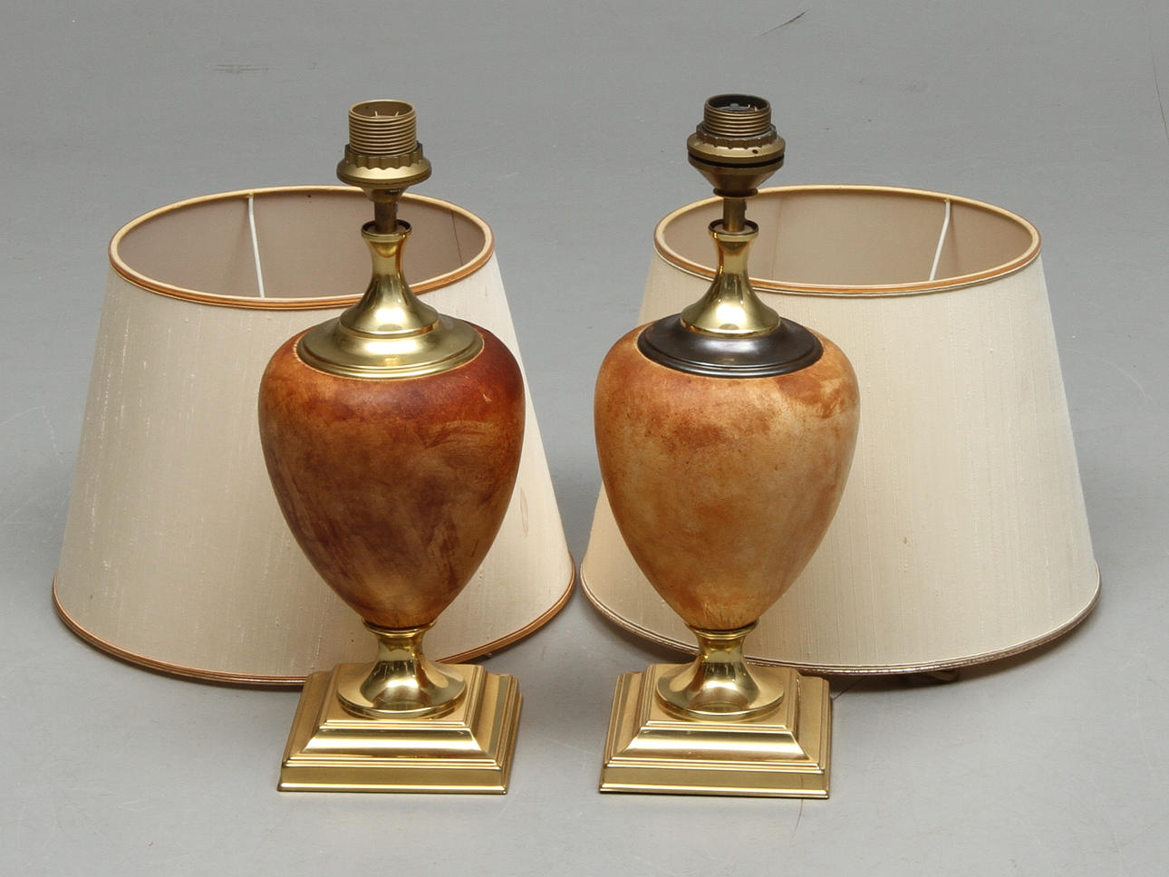 BORDSLAMPOR, 1 par, metall och skinn, 1900-talets slut.