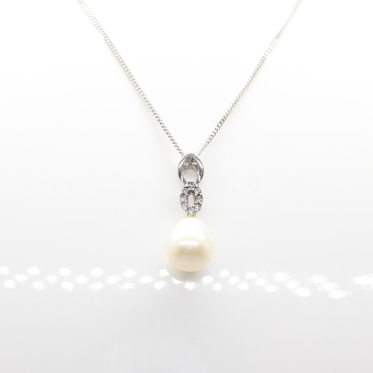 CULTURED PEARL & SILVER NECKLACE.