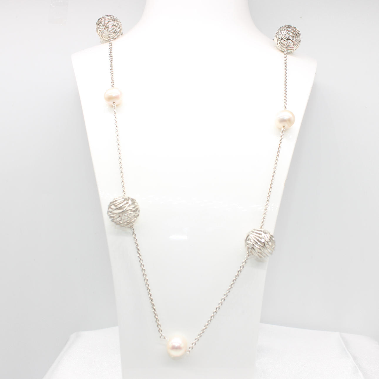 CULTURED PEARL & SILVER NECKLACE.