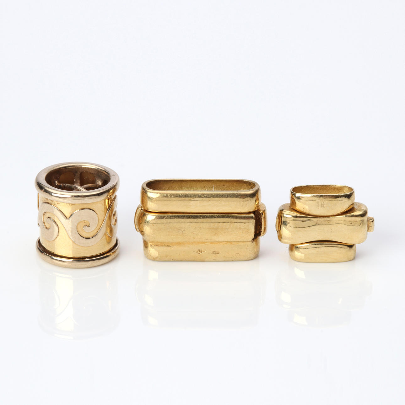 COLLIERLÅS, TRE ST. 18k guld, totalvikt ca 15,4 gram.