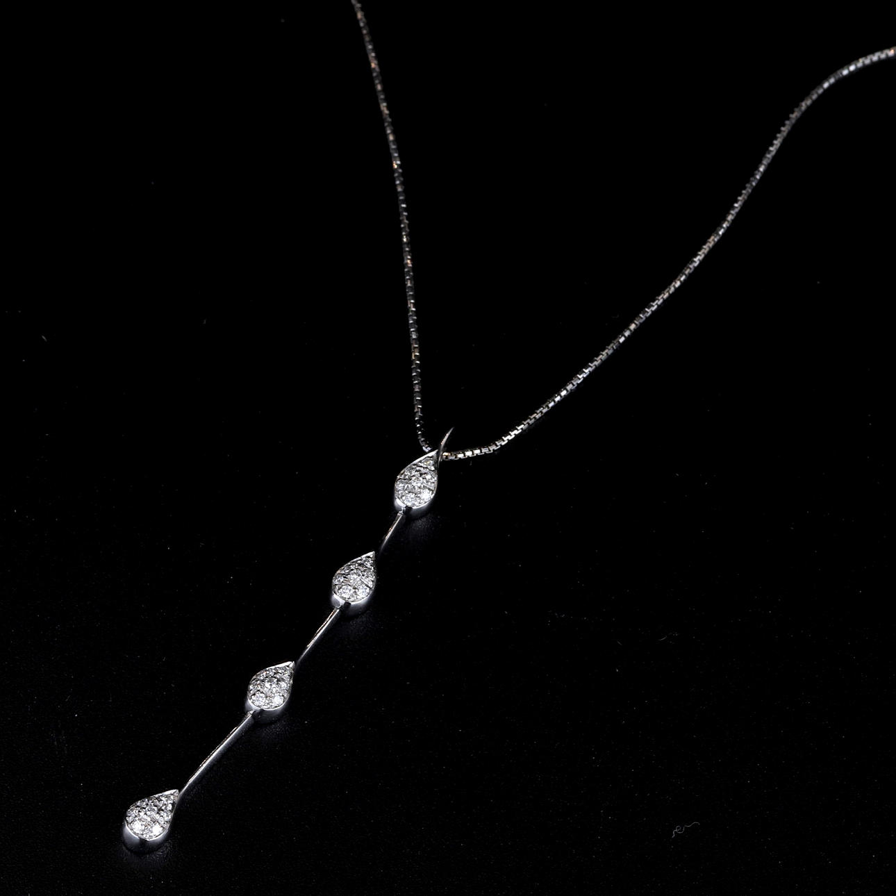 18CT WHITE GOLD DIAMOND SET NECKLACE.