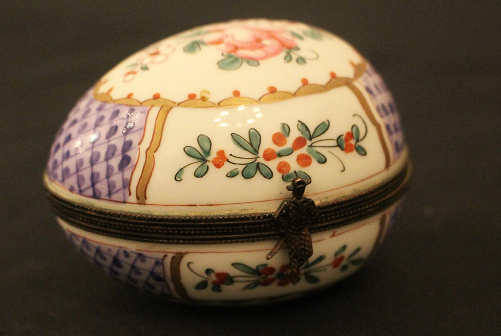 TENN, äggformat porslin, Frankrike, tidigt 1900-tal.